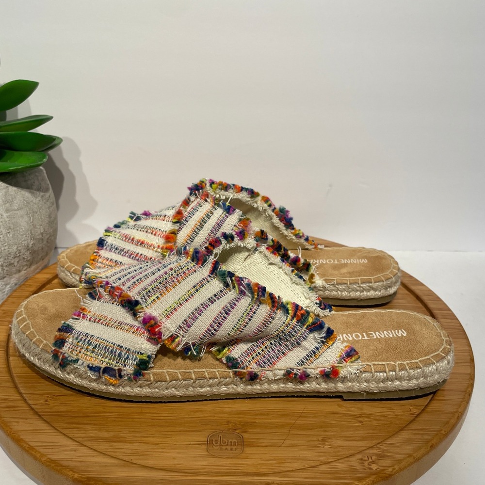 Minnetonka Fringe Boho Espadrille Women 10 Rainbow Woven Raffia Sandal Festive